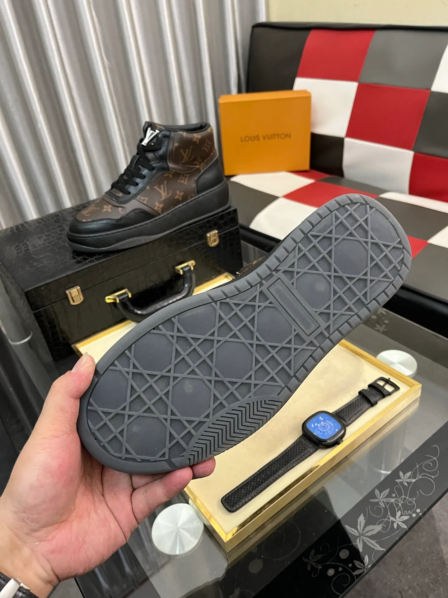 Ex-factory price: 438⌚️⌚️[LOUIS VUITTON] Same style as Louis Vuitton* official website 🚹Men's high-top casual shoes❤️Same style as popular celebrities and big names ~ Best-selling at home and abroad Lv focuses on the checkerboard series...Imported first-layer cowhide with special fabric ➕Full cotton, code number: 38-443️⃣Colors available